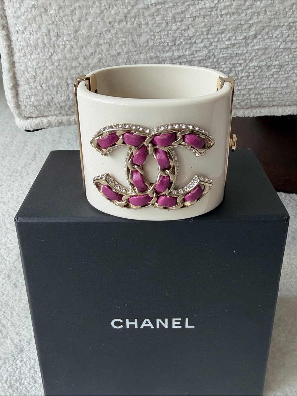 100% Authentic-CHANEL Cream Resin Cuff w/ Gold & Pink leather Interwoven CC - Picture 6 of 7